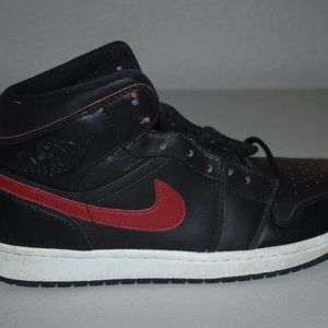 Jordan 1s Mids Black Team Red Retro